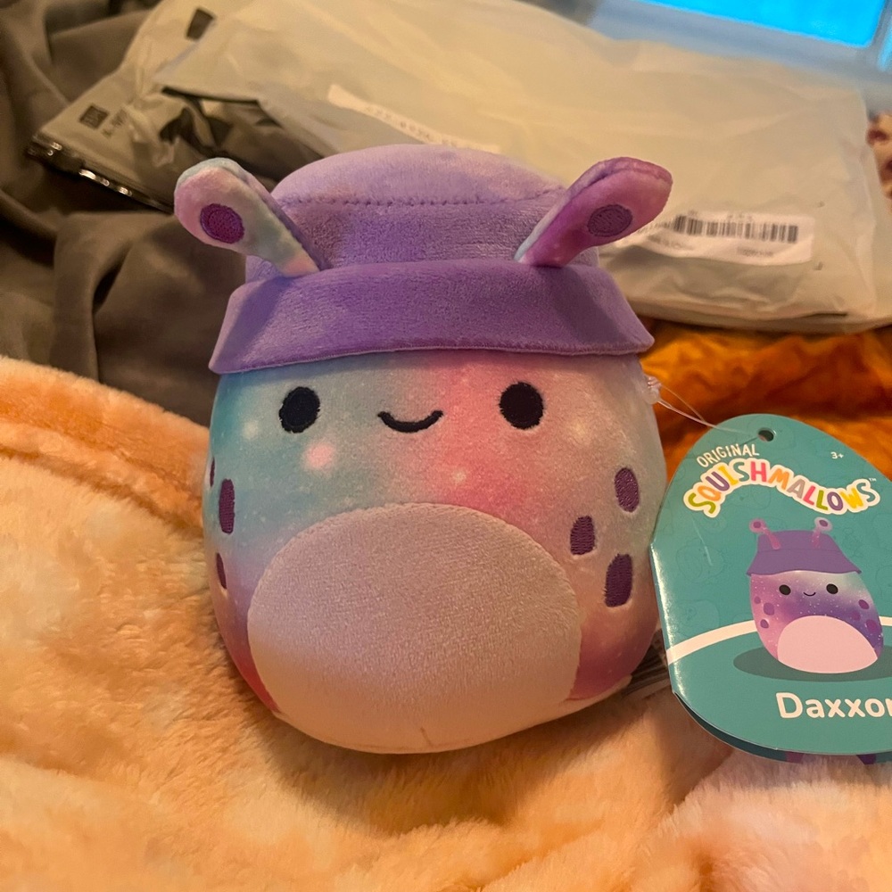NWT 5” Daxxon with bucket hat alien squishmallow